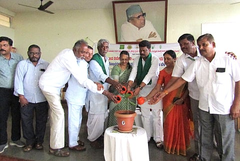 ಗದಗ ತಾಲೂಕಿನ ಹುಲಕೋಟಿ ಕೆವಿಕೆಯಲ್ಲಿ  ರಸಗೊಬ್ಬರಗಳ ಕೊರತೆ ನಿರ್ವಹಣೆ ಹಾಗೂ ಪರ್ಯಾಯ ಬೆಳೆಗಳ ನಿರ್ವಹಣೆ ಕುರಿತು ಏರ್ಪಡಿಸಿದ್ದ ಕಾರ್ಯಗಾರವನ್ನು ಚೇತನಾ ಪಾಟೀಲ ಉದ್ಘಾಟಿಸಿದರು. ವೀರೇಂದ್ರಗೌಡ ಶಂಕರಗೌಡ ಪಾಟೀಲ, ಎನ್​. ಎಚ್​. ಭಂಡಿ, ಡಾ. ಗಿರೀಶ, ಪವಿತ್ರ ಓಗಣ್ಣನವರ, ವಿ. ಕೆ. ನಾಡಿಗೇರ, ಜಯಪ್ರಕಾಶ, ಎಂ. ಎಸ್​. ಕುಲಕಣಿರ್, ಶಿವಪ್ಪ ಸಿದ್ದಪ್ಪ ಅರಹುಣಸಿ ಇತರರು ಇದ್ದರು.
