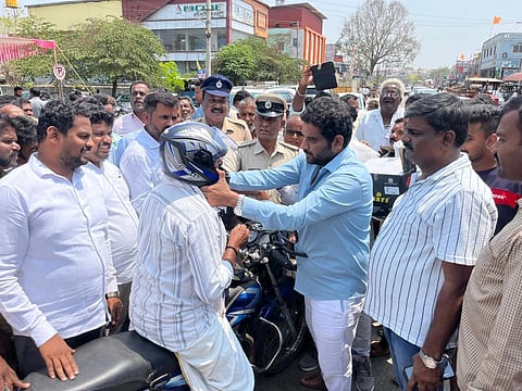 ಎಚ್.ಡಿ.ಕೋಟೆ ಬಸ್ ನಿಲ್ದಾಣದ ಮುಂಭಾಗದಲ್ಲಿ ರಸ್ತೆ ಸುರಕ್ಷತಾ ಅಂಗವಾಗಿ ಬೈಕ್ ಸವಾರರಿಗೆ ಶಾಸಕ ಅನಿಲ್ ಚಿಕ್ಕಮಾದು ಹೆಲ್ಮೆಟ್ ವಿತರಿಸಿದರು. ಪೊಲೀಸ್ ಇನ್‌ಸ್ಪೆಕ್ಟರ್ ಗಂಗಾಧರ್, ಪುರಸಭೆ ಮುಖ್ಯಾಧಿಕಾರಿ ಪಿ.ಸುರೇಶ್, ಪುರಸಭೆ ಮಾಜಿ ಸದಸ್ಯರಾದ ಎಚ್.ಸಿ.ನರಸಿಂಹಮೂರ್ತಿ, ಮಧುಕುಮಾರ್, ಸೌಮ್ಯಾ ಮಂಜುನಾಥ್, ವನಸಿರಿ ಉಮೇಶ್, ಲಾರಿ ಪ್ರಕಾಶ್, ಲಾಟರಿ ನಾಗರಾಜು, ಪೊಲೀಸ್ ಸಿಬ್ಬಂದಿ ಯೋಗೇಶ್, ಸೈಯದ್ ಕಬೀರ್ ಹುದ್ದೀನ್, ಮಹೇಶ್, ಕೃಷ್ಣಮೂರ್ತಿ ಇದ್ದರು.