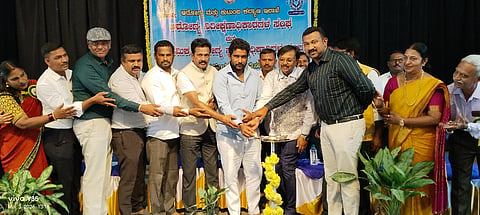 ಎಚ್.ಡಿ.ಕೋಟೆಯ ಡಾ.ಬಿ.ಆರ್.ಅಂಬೇಡ್ಕರ್ ಭವನದಲ್ಲಿ ಆಯೋಜಿಸಿದ್ದ ಸಮಾರಂಭದಲ್ಲಿ ಆರೋಗ್ಯ ಇಲಾಖೆ ಸಿಬ್ಬಂದಿ ಶಾಸಕರನ್ನು ಸನ್ಮಾನಿಸಿದರು. 