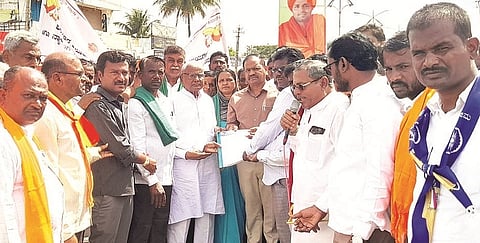 ಕುಕನೂರು ತಾಲೂಕು ಅಭಿವೃದ್ಧಿ ಸಮಿತಿ ಹಾಗೂ ವಿವಿಧ ಸಂಘಟನೆಗಳು ಕುಕನೂರು ಬಂದ್ ಮಾಡಿ ಸೋಮವಾರ ಎಸಿ ಮಹೇಶ ಮಾಲಗಿತ್ತಿ ಮನವಿ ಸಲ್ಲಿಸಿದವು. ತಹಸೀಲ್ದಾರ್ ಎಚ್.ಪ್ರಾಣೇಶ, ರೈತ ಈಶಪ್ಪ ಸಬರದ, ವಕೀಲ ಬಸವರಾಜ ಜಂಗ್ಲಿ ಇದ್ದರು.