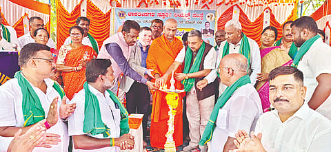 ಕೆ.ಎಂ.ದೊಡ್ಡಿ ಸಮುದಾಯ ಆರೋಗ್ಯ ಕೇಂದ್ರದಲ್ಲಿ ಸ್ಫೂರ್ತಿ ಲಯನ್ಸ್ ಸಂಸ್ಥೆ ವತಿಯಿಂದ ಹಮ್ಮಿಕೊಂಡಿದ್ದ ಹಸಿವು, ಆರೈಕೆ ಮತ್ತು ಆರೋಗ್ಯ ಕಿಟ್ ವಿತರಣಾ ಕಾರ್ಯಕ್ರಮವನ್ನು ವಿಶ್ವ ಒಕ್ಕಲಿಗರ ಮಹಾ ಸಂಸ್ಥಾನದ ಡಾ. ನಿಶ್ಚಲಾನಂದನಾಥ ಸ್ವಾಮೀಜಿ ಉದ್ಘಾಟಿಸಿದರು. ಜನರಕ್ಷಾ ಗ್ರಾಮೀಣಾಭಿವೃದ್ಧಿ ಟ್ರಸ್ಟ್ ಅಧ್ಯಕ್ಷ ಕೃಷ್ಣೇಗೌಡ, ಲಯನ್ಸ್ ಜಿಲ್ಲಾ ಪ್ರಾಂತಪಾಲ ಕೆ.ಎಲ್. ರಾಜಶೇಖರ, ಪ್ರಾಂತೀಯ ಅಧ್ಯಕ್ಷ ಟಿ.ಆರ್.ಸೋಮೇಗೌಡ ಇತರರು ಇದ್ದರು. 