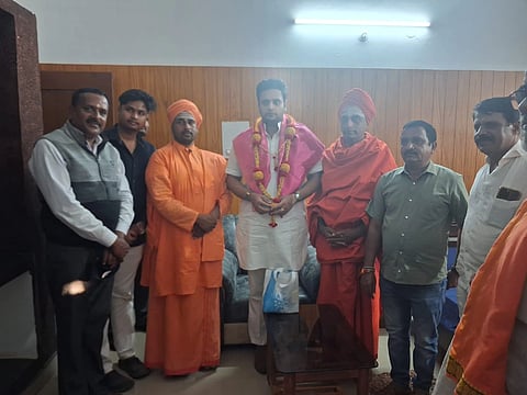 ಸಂಸದ ಯದುವೀರ್ ಅವರನ್ನು ಕಿರಿಕೊಡ್ಲಿ ಮಠದ ಶ್ರೀಸದಾಶಿವಸ್ವಾಮೀಜಿ, ಮನೇಹಳ್ಳಿ ಮಠದ ಶ್ರೀಮಹಾಂತ ಶಿವಲಿಂಗ ಸ್ವಾಮೀಜಿ ಸನ್ಮಾನಿಸಿದರು. ಮಾಜಿ ಸಚಿವ ಅಪ್ಪಚ್ಚು ರಂಜನ್, ಜಿಲ್ಲಾ ಶರಣ ಸಾಹಿತ್ಯ ಪರಿಷತ್ತಿನ ಅಧ್ಯಕ್ಷ ಕೆ.ಎಸ್.ಮೂರ್ತಿ, ಸೋಮವಾರಪೇಟೆಯ ವೀರಶೈವ ಸಮಾಜದ ಪ್ರಮುಖರಾದ ಎಸ್.ಮಹೇಶ್ ಇತರರಿದ್ದರು.
