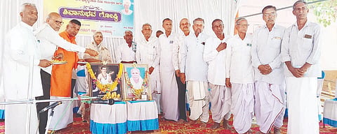 ಕೋಳಿಹಾಳ ಸರ್ಕಾರಿ ಹಿರಿಯ ಪ್ರಾಥಮಿಕ ಶಾಲೆಯಲ್ಲಿ ಆಯೋಜಿಸಿದ್ದ ಶಿವಾನುಭವಗೋಷ್ಠಿಗೆ ಗಣ್ಯರು ಚಾಲನೆ ನೀಡಿದರು. ಡಾ. ಬಸವಲಿಂಗ ಮಹಾಂತ ಸ್ವಾಮೀಜಿ, ಶರಣರಾದ ಸಂಕನಾಳದ ದೇವಣ್ಣ ಹೊಸಮನಿ, ಬಸವರಾಜಪ್ಪ ಇಂಗಳದಾಳ, ಅಮರೇಶಪ್ಪ ಬಳ್ಳಾರಿ, ಮಾತೋಶ್ರೀ ಗಂಗಮ್ಮ ಕುರಕುಂದಿ ಇದ್ದರು.