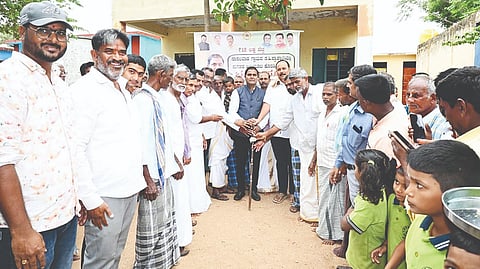 ಸಾಸಲವಾಡ ಗ್ರಾಮದಲ್ಲಿ ಇತ್ತೀಚೆಗೆ ಸಿಸಿ ರಸ್ತೆ ಕಾಮಗಾರಿಗೆ ಶಾಸಕ ಡಾ.ಎನ್.ಟಿ. ಶ್ರೀನಿವಾಸ್ ಭೂಮಿಪೂಜೆ ನೆರವೇರಿಸಿದರು. ಮುಖಂಡರಾದ ಟಿ.ಜಿ. ಮಲ್ಲಿಕಾರ್ಜುನ ಗೌಡ, ಕೋಗಳಿ ಮಂಜುನಾಥ, ಕಾವಲಿ ಶಿವಪ್ಪನಾಯಕ, ಎಸ್. ಸುರೇಶ, ಕೆ.ಎಚ್.ಎಂ.ವೀರಭದ್ರಯ್ಯ ಸ್ವಾಮಿ ಇತರರಿದ್ದರು.