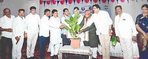 ಕೂಡ್ಲಿಗಿಯಲ್ಲಿ ಎಐಸಿಸಿ ನೇತೃತ್ವದಲ್ಲಿ ನಡೆದ ಸಂಘಟನ ಸೃಜನ ಅಭಿಯಾನ ಕಾರ್ಯಕ್ರಮವನ್ನು ಜಿಲ್ಲಾ ಉಸ್ತುವಾರಿ, ತೆಲಂಗಾಣ ರಾಜ್ಯದ ಸಲಹೆಗಾರ ಹರಕರ್ ವೇಣುಗೋಪಾಲ ರಾವ್ ಉದ್ಘಾಟಿಸಿದರು. ಶಾಸಕ ಡಾ.ಎನ್.ಟಿ. ಶ್ರೀನಿವಾಸ್, ಮಾಜಿ ಶಾಸಕ ಸಿರಾಜ್ ಶೇಖ್, ಕೆಪಿಸಿಸಿ ಪದಾಧಿಕಾರಿಗಳಾದ ಮರಿಯೋಜಿರಾವ್, ಆರತಿ ಚಂದ್ರಶೇಖರ, ಕೆಪಿಸಿಸಿ ಕಾರ್ಯದರ್ಶಿ ಸುಭಾಷ್ ರಾಥೋಡ್, ಬ್ಲಾಕ್ ಕಾಂಗ್ರೆಸ್ ಅಧ್ಯಕ್ಷರಾದ ಎಂ.ಗುರುಸಿದ್ದನ ಗೌಡ, ಹೊಸಹಳ್ಳಿ ಬ್ಲಾಕ್ ಅಧ್ಯಕ್ಷ ಕೆ.ಜಿ.ಕುಮಾರ ಗೌಡ ಇದ್ದರು.