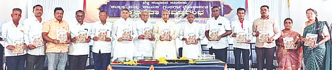 ಲಿಂಗಸುಗೂರಿನ ಶ್ರೀ ಬಸವೇಶ್ವರ ಸ್ವತಂತ್ರ ಕಲಾ, ವಾಣಿಜ್ಯ ಹಾಗೂ ವಿಜ್ಞಾನ ಪಪೂ ಕಾಲೇಜಿನಲ್ಲಿ ಮಾಜಿ ಸಚಿವ ಅಮರೇಗೌಡ ಪಾಟೀಲ್ ಬಯ್ಯಪುರ ಅವರು ಕಲ್ಯಾಣ ಮತ್ತು ಕಾಯಕ ಗ್ರಂಥಗಳನ್ನು ಬಿಡುಗಡೆ ಮಾಡಿದರು. ವೀವಿ ಸಂಘದ ಆಡಳಿತಾಧಿಕಾರಿ ಬಸವಂತರಾಯ ಕುರಿ, ಕಾರ್ಯದರ್ಶಿ ಭೂಪನಗೌಡ ಪಾಟೀಲ್, ಉಪಾಧ್ಯಕ್ಷ ಮಲ್ಲೇಶಗೌಡ ಮಟ್ಟೂರು ಇತರರಿದ್ದರು.