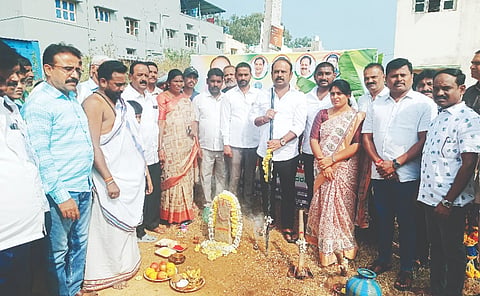 ಮದ್ದೂರು ನಗರದ ಒಳಚರಂಡಿ ದುರಸ್ತಿ, ತ್ಯಾಜ್ಯನೀರು ಸಂಸ್ಕರಣಾ ಘಟಕ ಕಾಮಗಾರಿಗೆ ಶಾಸಕ ಕೆ.ಎಂ.ಉದಯ ಚಾಲನೆ ನೀಡಿದರು. ಕೋಕಿಲಾ ಅರುಣ್, ಟಿ.ಆರ್.ಪ್ರಸನ್ನಕುಮಾರ್, ಎಂ.ಬಿ.ಸಚಿನ್, ಸಿದ್ದರಾಜು, ಕಮಲ್‌ನಾಥ್, ಎಂ.ಡಿ.ಮಹಾಲಿಂಗಯ್ಯ ಇದ್ದರು.