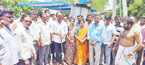ಮದ್ದೂರು ತಾಲೂಕಿನ ವೈದ್ಯನಾಥಪುರ ಗ್ರಾಮದಲ್ಲಿ ಕಾವೇರಿ ನೀರಾವರಿ ನಿಗಮದ ವತಿಯಿಂದ ಅಂದಾಜು 50 ಕೋಟಿ ರೂ ವೆಚ್ಚದಲ್ಲಿ ಮದ್ದೂರು ಕೆರೆಯಡಿ ಬರುವ ವೈದ್ಯನಾಥಪುರ, ಬೈರನ್ ಹಾಗೂ ಚಾಮನಹಳ್ಳಿ ನಾಲೆಗಳ ಆಧುನೀಕರಣ ಕಾಮಗಾರಿಗೆ ಶಾಸಕ ಕೆ.ಎಂ.ಉದಯ್ ಚಾಲನೆ ನೀಡಿದರು. ಮೋಹನ್‌ಕುಮಾರ್, ಅಜ್ಜಹಳ್ಳಿ ರಾಮಕೃಷ್ಣ, ಸಂದೀಪ್, ಹರೀಶ್‌ಬಾಬು, ಟಿ.ಆರ್.ಪ್ರಸನ್ನಕುಮಾರ್ ಮಮತಾ, ಸರ್ವಮಂಗಳಾ ಇದ್ದರು.
