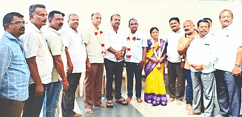  ಮದ್ದೂರು ತಾಲೂಕಿನ ವರಗೆರೆಹಳ್ಳಿ ಗ್ರಾಮದ ಪ್ರಮೀಳಾ ವೀರಪ್ಪ ಪ್ರೌಢಶಾಲೆಯಲ್ಲಿ ಸಹ ಶಿಕ್ಷಕರಾಗಿ ಸೇವೆ ಸಲ್ಲಿಸುತ್ತಿದ್ದ ಎಸ್.ಟಿ.ನಂಜುಂಡೇಗೌಡ ವಯೋನಿವೃತ್ತಿ ಹೊಂದಿದ ಸಂಬಂಧ ಶಾಲಾ ಆಡಳಿತ ಮಂಡಳಿ ವತಿಯಿಂದ ಳ್ಕೊಡುಗೆ ಸಮಾರಂಭ ಹಮ್ಮಿಕೊಳ್ಳಲಾಗಿತ್ತು. ಅನುಜ್, ಮಾಯಪ್ಪ, ಶಿವಣ್ಣ, ವಿ.ಎಂ.ರವಿ, ರಾಜೀವ್, ನಂಜರಾಜು ಇದ್ದರು.