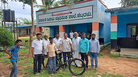 ಮದ್ದೂರು ತಾಲೂಕಿನ ಹೆಬ್ಬೆರಳು ಗ್ರಾಮದಲ್ಲಿ  ಬಿಆರ್‌ಸಿ ಫೌಂಡೇಶನ್ ಅಧ್ಯಕ್ಷ ಬೆಟ್ಟಸ್ವಾಮಿ ಗಂಗಾಧರ್ ಎಂಬ ವಿದ್ಯಾರ್ಥಿಗೆ ಉಚಿತವಾಗಿ ಸೈಕಲ್ ವಿತರಿಸಿದರು. ರಾಮಕೃಷ್ಣ, ದೇವರಾಜು, ದೇವೇಂದ್ರ, ಈ.ರಾಜು ಇದ್ದರು.