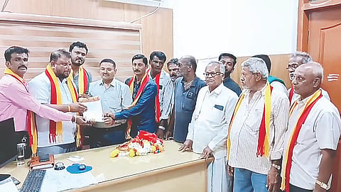  ವಿವಿಧ ಬೇಡಿಕೆಗಳನ್ನು ಈಡೇರಿಸುವಂತೆ ಒತ್ತಾಯಿಸಿ ಕಸ್ತೂರಿ ಕರ್ನಾಟಕ ಜನಪರ ವೇದಿಕೆಯ ಕಾರ್ಯಕರ್ತರು ನಗರದ ತಾಲೂಕು ಕಚೇರಿಯಲ್ಲಿ ತಹಸೀಲ್ದಾರ್ ಡಾ.ಶಿವಕುಮಾರ ಬಿರಾದಾರ ಅವರಿಗೆ ಮನವಿ ಪತ್ರ ಸಲ್ಲಿಸಿದರು. ವಿ.ಸಿ.ಉಮಾಶಂಕರ್, ಎಂ.ಸಿ.ಲಿಂಗರಾಜು, ತಿಪ್ಪೂರು ರಾಜೇಶ್, ವಿಶ್ವಾಸ್, ಕರಿಗೌಡ, ವರದರಾಜು ಇದ್ದರು.