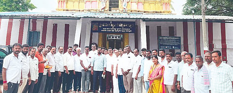 ಮಾಜಿ ಮುಖ್ಯಮಂತ್ರಿ ಸಿದ್ದರಾಮಯ್ಯ ಅವರ ಹುಟ್ಟುಹಬ್ಬದ ಅಂಗವಾಗಿ ಮದ್ದೂರು ನಗರದ ಪುರಾಣ ಪ್ರಸಿದ್ಧ ಶ್ರೀ ಉಗ್ರ ನರಸಿಂಹಸ್ವಾಮಿ ದೇಗುಲದಲ್ಲಿ ವಿಶೇಷ ಪೂಜೆ ಸಲ್ಲಿಸಿ ಸಿಹಿ ವಿತರಿಸಲಾಯಿತು. ಕುರುಬರ ಸಂಘದ ತಾಲೂಕು ಅಧ್ಯಕ್ಷ ಅಶ್ವಿನ್ ರಾಮಕೃಷ್ಣೇಗೌಡ ಅವರ ನೇತೃತ್ವದಲ್ಲಿ ವಿಶೇಷ ಪೂಜೆ ಸಲ್ಲಿಸಿ, ಸಿಹಿ ವಿತರಿಸಲಾಯಿತು. ರಾಮಕೃಷ್ಣ, ಎಂ.ಡಿ.ಮಹಾಲಿಂಗಯ್ಯ, ಅಶ್ವಿನ್‌ಗೌಡ, ನಾರಾಯಣಗೌಡ, ದಿನೇಶ್, ಕಿರಣ್, ಶ್ರೀಧರ್ ಇತರರು ಇದ್ದರು. 