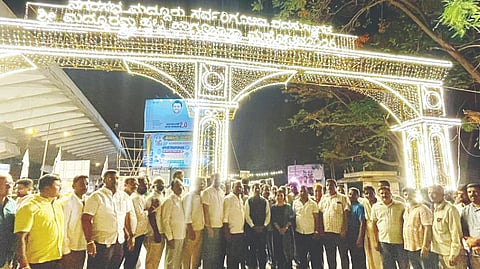 ಮದ್ದೂರಿನ ಪ್ರವಾಸಿ ಮಂದಿರ ಬಳಿ ಮದ್ದೂರು ಉತ್ಸವದ ಅಂಗವಾಗಿ ವಿದ್ಯುತ್ ದೀಪಾಲಂಕಾರಕ್ಕೆ ಶಾಸಕ ಕೆ.ಎಂ.ಉದಯ್ ಚಾಲನೆ ನೀಡಿದರು. ಡಾ.ಕುಮಾರ್, ರಾಧಿಕಾ, ಚಲುವರಾಜು, ಪಿ.ಸಂದರ್ಶ, ಹರೀಶ್‌ಬಾಬು, ಶ್ರೀನಿವಾಸ್, ಮಮತಾ, ಸಿದ್ದರಾಜು ಇದ್ದರು.