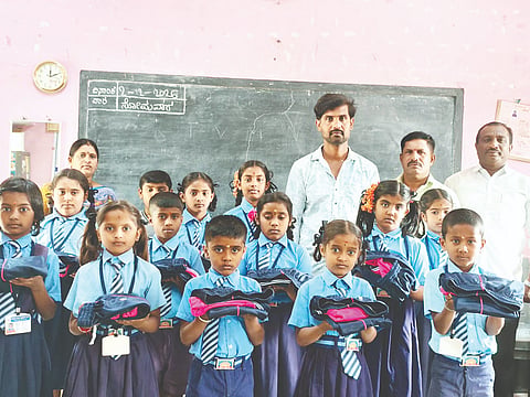 ಮದ್ದೂರು ತಾಲೂಕಿನ ಆತಗೂರು ಹೋಬಳಿ ಹೊಸಹಳ್ಳಿ ಸರ್ಕಾರಿ ಕಿರಿಯ ಪ್ರಾಥಮಿಕ ಶಾಲೆಯ ವಿದ್ಯಾರ್ಥಿಗಳಿಗೆ ಎಸ್‌ಡಿಎಂಸಿ ಅಧ್ಯಕ್ಷ ಪ್ರಸನ್ನ ಟ್ರಾೃಕ್ ಸೂಟ್ ವಿತರಿಸಿದರು. ರಮೇಶ್, ರಾಮದಾಸ್, ಸೌಮ್ಯಾ ಇದ್ದರು.