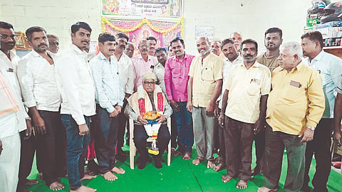 ಮದ್ದೂರು ನಗರದ ಅಖಲ ಕರ್ನಾಟಕ ವಿಶ್ವ ಕರ್ಮ ಸಮಾಜದ ಕಚೇರಿಯಲ್ಲಿ ಮದ್ದೂರು ತಾಲೂಕು ಘಟಕದ ವತಿಯಿಂದ ಆಯೋಜಿಸಿದ್ದ ಶ್ರೀ ಸಿದ್ದಪ್ಪಾಜಿ ನಾಟಕ ಪ್ರಾರಂಭೋತ್ಸವ ಪೂಜಾ ಕಾರ್ಯಕ್ರಮದಲ್ಲಿ ವಿಶ್ವಕರ್ಮ ಜನಾಂಗದ ಅಭವೃದ್ದಿ ನಿಗಮದ ಮಂಡಳಿ ಅಧ್ಯಕ್ಷ ಸುಜ್ಞಾನಮೂರ್ತಿ ಅವರನ್ನು ಅಭಿನಂದಿಸಲಾಯಿತು. ತೈಲೂರು ಆನಂದಚಾರಿ, ಬಸವಚಾರಿ, ಶಿವಕುಮಾರ್, ಸಿದ್ದರಾಜು, ತೀರ್ಥಚಾರ್, ಗಣೇಶ್, ಪುಟ್ಟರಾಜು, ಸಿದ್ದಪ್ಪಾಜಿ, ಜಗದೀಶ್ ಇತರರಿದ್ದರು.