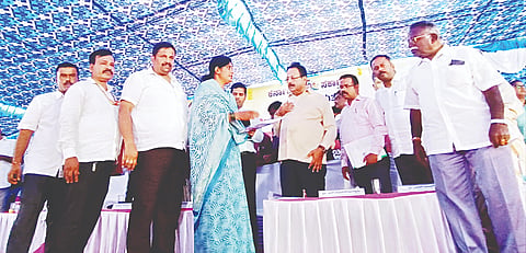 ಮದ್ದೂರು ತಾಲೂಕು ಕೊಪ್ಪ ಹೋಬಳಿಯ ವಿವಿಧ ಅಭಿವೃದ್ಧಿ ಕಾಮಗಾರಿಗಳಿಗೆ ಸಚಿವ ಎನ್.ಚಲುವರಾಯಸ್ವಾಮಿ ಶಿಲಾನ್ಯಾಸ ನೆರವೇರಿಸಿದರು. ದಿನೇಶ್‌ಗೂಳಿಗೌಡ, ಡಾ.ಕುಮಾರ್, ಕೆ.ಎನ್.ದಿವಾಕರ್ ಇದ್ದರು.