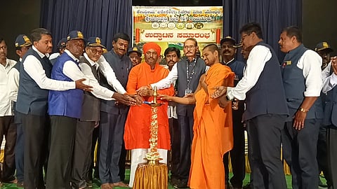 ರಾಯಚೂರಿನ ಪಂ.ಸಿದ್ದರಾಮ ಜಂಬಲದಿನ್ನಿ ರಂಗಮಂದಿರದಲ್ಲಿ ಭಾನುವಾರ ಮಾಜಿ ಯೋಧರಿಂದ ಹಮ್ಮಿಕೊಂಡಿದ್ದ ಕೇಂದ್ರೀಯ ಅರೆಸೇನಾ ಪಡೆಗಳ ಕ್ಷೇಮಾಭಿವೃದ್ಧಿ ಸಂಘವನ್ನು ಇರಕಲ್‌ನ ಜಗದ್ಗುರು ಶಕ್ತಿಪೀಠದ ಶ್ರೀ ಬಸವಪ್ರಸಾದ ಸ್ವಾಮೀಜಿ ಉದ್ಘಾಟಿಸಿದರು. ಕಲ್ಲೂರು ಶಂಕರಾಚಾರ್ಯ ಮಠದ ಶಿವರಾಮಾನಂದ ಭಾರತಿ ಸ್ವಾಮೀಜಿ, ಪ್ರಮುಖರಾದ ವೆಂಕನಗೌಡ, ಧರ್ಮಣ್ಣ, ಕೃಷಣಮೂರ್ತಿ, ಎನ್.ಪಿ.ಎನ್ ರೆಡ್ಡಿ, ರಂಗಸ್ವಾಮಿ, ವಿಶ್ವನಾಥ ರಂಗನಗೌಡ, ವೀರಭದ್ರಯ್ಯ, ಪಂಪಣ್ಣ, ಶಬೀರ್, ಭೀಮಣ್ಣ, ಲಕ್ಷ್ಮೀ ನಾರಾಯಣ, ಲಿಂಗನಗೌಡ, ಶರಣಬಸವ ಇದ್ದರು.