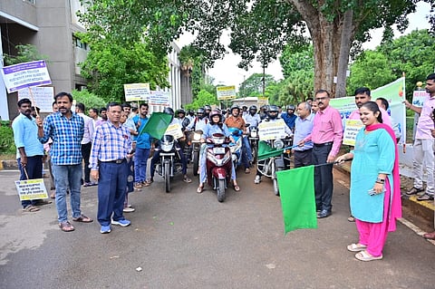 ಚಾಮರಾಜನಗರದ ಜಿಲ್ಲಾಡಳಿತ ಭವನದ ಆವರಣದಿಂದ ಜಿಲ್ಲಾ ಪಂಚಾಯಿತಿ ಮುಖ್ಯ ಕಾರ್ಯನಿರ್ವಾಹಕ ಅಧಿಕಾರಿ ಮೋನಾ ರೋತ್ ನೇತೃತ್ವದಲ್ಲಿ ನಡೆದ ಹೊರಟ ಬೈಕ್ ರ‌್ಯಾಲಿಗೆ  ಹೆಚ್ಚುವರಿ ಜಿಲ್ಲಾಧಿಕಾರಿ ಟಿ. ಜವರೇಗೌಡ ಚಾಲನೆ ನೀಡಿದರು. ಶ್ರೀಕಂಠರಾಜೇ ಅರಸ್, ಮಂಜುನಾಥ್, ರೂಪಾ ಮತ್ತು ಇತರರು ಹಾಜರಿದ್ದರು.