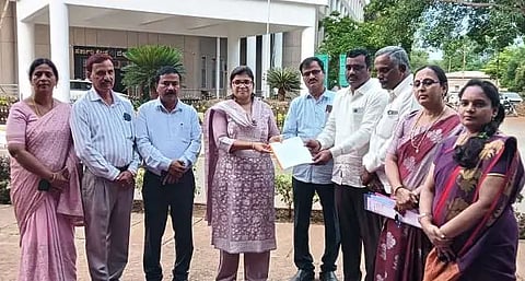  ಚಾಮರಾಜನಗರದ ಜಿಲ್ಲಾಡಳಿತ ಭವನ ಮುಂಭಾಗ ಜಿಪಂ ಸಿಇಒ ಮೋನಾರೋತ್ ಅವರಿಗೆ ಪ್ರಾಥಮಿಕ ಶಾಲೆಯ ಶಿಕ್ಷಕರ ಸಂಘದಿಂದ ಮನವಿ ಸಲ್ಲಿಸಲಾಯಿತು. ಮಹದೇವಸ್ವಾಮಿ, ಕೆ.ಎಸ್.ಮಾದಪ್ಪ, ಕೆ.ಬಿ.ಮಹದೇವಮೂರ್ತಿ,ಎಂ.ಡಿ. ಮಹದೇವಯ್ಯ, ಕುಮಾರ್, ದಾಕ್ಷಾಯಿಣಿ ಇತರರು ಹಾಜರಿದ್ದರು.
