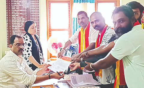 ಕರ್ನಾಟಕ ರಕ್ಷಣಾ ವೇದಿಕೆ ನಾರಾಯಣಗೌಡರ ಬಣದ ತಾಲೂಕು ಘಟಕದ ಪದಾಧಿಕಾರಿಗಳು ಸೋಮವಾರಪೇಟೆ ಪಟ್ಟಣ ಪಂಚಾಯಿತಿ  ಮುಖ್ಯಾಧಿಕಾರಿಗೆ ಮನವಿ ಸಲ್ಲಿಸಿದರು. ಸಂತೋಷ್, ನಾಗರಾಜ್, ಜಗದೀಶ್ ಇತರರಿದ್ದರು.