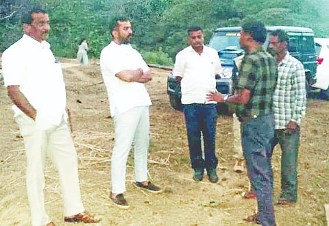 ಸೋಮವಾರಪೇಟೆ ತಾಲೂಕಿನ ಕೂತಿ ಗ್ರಾಮದಲ್ಲಿ ಕುರಿಗಳ ಮೇಲೆ ಚಿರತೆ ದಾಳಿ ಮಾಡಿರುವ ಹಿನ್ನೆಲೆಯಲ್ಲಿ ಶಾಸಕ ಡಾ.ಮಂತರ್‌ಗೌಡ ಗ್ರಾಮಕ್ಕೆ ಭೇಟಿ ನೀಡಿ ಕೃಷಿಕರೊಂದಿಗೆ ಚರ್ಚಿಸಿದರು. ಕೆ.ಎಂ. ಲೋಕೇಶ್, ಬಿ.ಬಿ. ಸತೀಶ್, ಮಧು ಕುಮಾರ್ ಇದ್ದರು. 