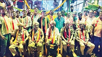 ವಿಜಯಪುರ ಸಮೀಪದ ಸುಗಟೂರು ಗ್ರಾಮದಲ್ಲಿ ವಿವಿಧ ಸಂಘಟನೆಗಳಿಂದ ಹಮ್ಮಿಕೊಂಡಿದ್ದ ರಾಜ್ಯೋತ್ಸವದಲ್ಲಿ ಬಸ್​ಗಳಿಗೆ ಪೂಜೆ ಸಲ್ಲಿಸಿ ಚಾಲಕರಾದ ಕೃಷ್ಣಪ್ಪ, ಶ್ರೀನಿವಾಸ್​, ನಿರ್ವಾಹಕರಾದ ಸಂಜಯ್​, ರಾಮಚಂದ್ರಪ್ಪ, ಸುಧಾಕರ್​ ಅವರನ್ನು ಸನ್ಮಾನಿಸಲಾಯಿತು. ಮುಖ್ಯಶಿಕ್ಷಕ ಎಚ್​.ಎಸ್​.ರುದ್ರೇಶಮೂರ್ತಿ, ಪ್ರಸಾದ್​, ಮಧು, ಅಶೋಕ್​ ಇತರರು ಇದ್ದರು. 