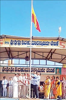 ಹೊಸಕೋಟೆ ತಾಲೂಕಿನ ನಂದಗುಡಿ ಹೋಬಳಿಯ ತಾವರೆಕೆರೆ ಗ್ರಾಮದ ಸರ್ಕಾರಿ ಹಿರಿಯ ಪ್ರಾಥಮಿಕ ಪಾಠಶಾಲೆಯಲ್ಲಿ ಹಮ್ಮಿಕೊಂಡಿದ್ದ  ರಾಜ್ಯೋತ್ಸವದಲ್ಲಿ ಎಸ್​ಡಿಎಂಸಿ ಸದಸ್ಯರಾದ ರಾಜಣ್ಣ, ವಿಜಯ್​ಕುಮಾರ್​, ಶಿಕ್ಷಕರಾದ ಪ್ರವಿಣ್​ ಕುಮಾರ್​, ಸ್ನೇಹಹೆಗ್ಗಡೆ, ಕನಕಮ್ಮ, ಕವಿತಾ, ಮಂಜುಳಾ, ಪವಿತ್ರಾ, ರೂಪಾ ಇದ್ದರು.