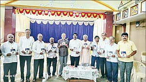 ದೊಡ್ಡಬಳ್ಳಾಪುರದ ಕನ್ನಡ ಜಾಗೃತ ಭವನದಲ್ಲಿ ಹಮ್ಮಿಕೊಂಡಿದ್ದ ಕಾರ್ಯಕ್ರಮದಲ್ಲಿ ಕುವೆಂಪು ಪುಸ್ತಕ ಬಿಡುಗಡೆ ಮಾಡುವ ಮೂಲಕ ಕನ್ನಡ ಪುಸ್ತಕ ಓದಿ ಬಹುಮಾನ ಗೆಲ್ಲಿ ಕಾರ್ಯಕ್ರಮಕ್ಕೆ ಚಾಲನೆ ನೀಡಲಾಯಿತು. ಕಜಾಪ ಅಧ್ಯಕ್ಷ ಕೆ.ವೆಂಕಟೇಶ್​, ಕಾರ್ಯದರ್ಶಿ ಡಿ.ಪಿ.ಆಂಜನೇಯ, ಕಾರ್ಯಕಾರಿ ಸಮಿತಿಯ ಪರಮೇಶ್​, ಜಿ.ಸಿ.ಶಿವಕುಮಾರ್​, ಚಂದ್ರಣ್ಣ ಇದ್ದರು. 