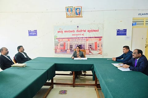 ಚಾಮರಾಜನಗರದ ಜಿಲ್ಲಾ ನ್ಯಾಯಾಲಯದ ಆವರಣದಲ್ಲಿ ಜಿಲ್ಲಾ ಪ್ರಧಾನ ಮತ್ತು ಸತ್ರ ನ್ಯಾಯಾಧೀಶೆ ಪ್ರಭಾವತಿ ಅವರು ಮಾತನಾಡಿದರು. ಸಿ.ಡಿ.ಪ್ರಕಾಶ್, ಈಶ್ವರ್, ಪುಟ್ಟಸ್ವಾಮಿ ರಾಮಸಮುದ್ರ ಹಾಜರಿದ್ದರು. 