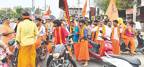 ಪಾಂಡವಪುರ ಪಟ್ಟಣದಿಂದ ನೂರಾರು ಹನುಮ ಮಾಲಾಧಾರಿಗಳು ಬೈಕ್ ರ‌್ಯಾಲಿ  ಮೂಲಕ ತೆರಳಿದರು.