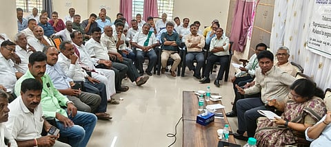  ಚಿಲ್ಕುಂದ  ತಂಬಾಕು ಹರಾಜು ಮಾರುಕಟ್ಟೆ ಸಂಖ್ಯೆ 62ರಲ್ಲಿ ತಂಬಾಕು ಬೆಳೆಗಾರರು ಹಾಗೂ ವರ್ತಕರ ಸಭೆ ಆಯೋಜಿಸಲಾಗಿತ್ತು. ಯಶವಂತ್ ಕುಮಾರ್,  ವಿಶ್ವಶ್ರೀ, ಶ್ರೀನಿವಾಸ್, ರಾಮಾಂಜನೇಯಲು, ಗೋಪಾಲ್, ಮಾರಣ್ಣ ಇದ್ದರು.