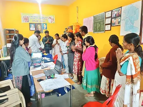 ಬಾಳೆಹೊನ್ನೂರು ಸಮೀಪದ ಖಾಂಡ್ಯ ವಲಯದಲ್ಲಿ ಆರಂಭಗೊಂಡ ಡಿಜಿ ಪೇ ಆನ್‌ಲೈನ್ ಪೇಮೆಂಟ್ ಸೌಲಭ್ಯವನ್ನು ಗ್ರಾಪಂ ಅಧ್ಯಕ್ಷ ಸಂಪತ್ ಉದ್ಘಾಟಿಸಿದರು. ದೇವರಾಜ್, ವಿಜಯಕುಮಾರ್, ಪಲ್ಲವಿ, ರೇಖಾ, ಗಿರೀಶ್, ಅವಿನಾಶ್ ಇದ್ದರು.