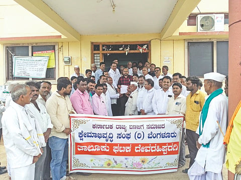  ದೇವರಹಿಪ್ಪರಗಿಯಲ್ಲಿ ಬಣಜಿಗ ಸಮಾಜವನ್ನು 2ಎ ಮೀಸಲಾತಿ ಪಟ್ಟಿಗೆ ಸೇರಿಸಬೇಕು ಎಂದು ಬಣಜಿಗ ಸಮಾಜದವರು ತಹಸೀಲ್ದಾರ್ ನಿಂಗಣ್ಣ ಬಿರಾದಾರಗೆ ಮನವಿ ಸಲ್ಲಿಸಿದರು. ಬಸವರಾಜ ತಾಳಿಕೋಟಿ, ಜಗದೀಶ ಕಲಬುರ್ಗಿ, ಸಂಗಣ್ಣ ಪಡಶೆಟ್ಟಿ, ಶರಣಪ್ಪ ಸಾಲಕ್ಕಿ, ಗಂಗಾಧರ  ಬಬಲೇಶ್ವರ ಇತರರಿದ್ದರು.