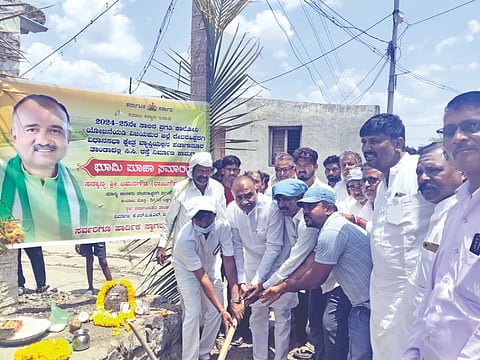 ದೇವರಹಿಪ್ಪರಗಿ ತಾಲೂಕಿನ ಪಡಗಾನೂರ ತಾಂಡಾದಲ್ಲಿ ಸಿಸಿ ರಸ್ತೆಗೆ ಶಾಸಕ ರಾಜುಗೌಡ ಪಾಟೀಲ ಭೂಮಿಪೂಜೆ ನೆರವೇರಿಸಿದರು. ಗುರುರಾಜ ಆಕಳವಾಡಿ, ಸಂಗನಗೌಡ ಬಿರಾದಾರ, ಸುರೇಶ ರಾಠೋಡ, ಶಂಕರ ರಾಠೋಡ, ಶ್ರೀಶೈಲ ಮುಳಜಿ, ನಿಂಗನಗೌಡ ಹಲಸಗುಂದ ಇತರರಿದ್ದರು.