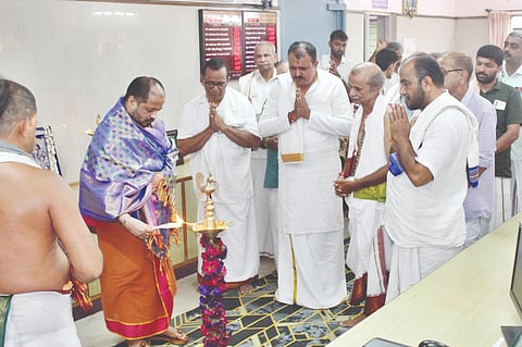  ಗಂಗೊಳ್ಳಿ ಟೌನ್ ಸೌಹಾರ್ದ ಸಹಕಾರಿ ಸಂದ 100 ಕೋಟಿ ರೂ. ಠೇವಣಿ ಸಂಭ್ರವಾಚರಣೆ ಕಾರ್ಯಕ್ರಮವನ್ನು ಶಿವಾನಂದ ಸರಸ್ವತಿ ಸ್ವಾಮೀಜಿ ಉದ್ಘಾಟಿಸಿದರು.