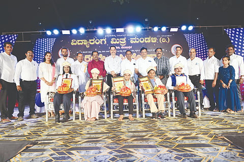  ಕುಂದಾಪುರ ವಿದ್ಯಾರಂಗ ಮಿತ್ರ ಮಂಡಳಿಯ 56ನೇ ವಾರ್ಷಿಕೋತ್ಸವ ಸಮಾರಂಭ ಮತ್ತು 47ನೇ ವರ್ಷದ ವಿದ್ಯಾರ್ಥಿ ವೇತನ ವಿತರಣಾ ಸಮಾರಂಭ ಖಾರ್ವಿಕೇರಿ ವಿದ್ಯಾರಂಗ ವೇದಿಕೆಯಲ್ಲಿ ನಡೆಯಿತು. ದಾಮೋದರ ಖಾರ್ವಿ, ರವಿ ಕುಮಾರ್ ಗಂಗೊಳ್ಳಿ, ನಾಗರಾಜ ಶೆಟ್ಟಿ ಇತರರು ಇದ್ದರು.