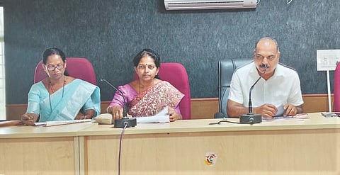  ಕುಂದಾಪುರ ಕ್ಷೇತ್ರ ವ್ಯಾಪ್ತಿಯ ಎಲ್ಲ ಪ್ರೌಢಶಾಲೆಗಳ ಮುಖ್ಯಶಿಕ್ಷಕರೊಂದಿಗೆ ಎಸ್ಸೆಸ್ಸೆಲ್ಸಿ ಪರೀಕ್ಷೆ ಹಾಗೂ ಇನ್ನಿತರ ಶೈಕ್ಷಣಿಕ ವಿಚಾಗಳ ಕುರಿತ ಸಭೆ ಕುಂದಾಪುರದಲ್ಲಿ ನಡೆಯಿತು. ಶಾಸಕ ಕಿರಣ್ ಕುಮಾರ್ ಕೊಡ್ಗಿ, ಶೋಭಾ ಶೆಟ್ಟಿ, ಉಮಾ ಮೊದಲಾದವರಿದ್ದರು.