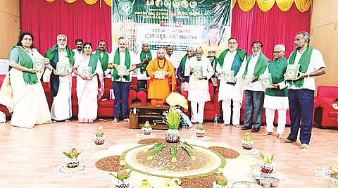 ಹಳೇಬೀಡು ಸಮೀಪದ ಪುಷ್ಪಗಿರಿ ಮಠದ ಆವರಣದಲ್ಲಿ ಶನಿವಾರ ಆರಂಭವಾದ ನೈಸರ್ಗಿಕ ಪದ್ಧತಿ ಕೃಷಿ ಕಾರ್ಯಾಗಾರಕ್ಕೆ ಡಾ. ಸುಭಾಷ್ ಪಾಳೇಕರ್ ಚಾಲನೆ ನೀಡಿದರು. ಪುಷ್ಪಗಿರಿ ಶ್ರೀಗಳು, ಶಾಸಕ ಎಚ್.ಕೆ.ಸುರೇಶ್, ಮುಖಂಡ ಎಸ್.ಎಚ್.ರಾಜಶೇಖರ್ ಇತರರಿದ್ದರು.