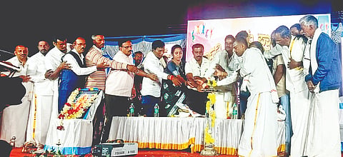ಕಿಕ್ಕೇರಿ ಹೋಬಳಿಯ ಸಾಸಲು ಗ್ರಾಮದ ಸರ್ಕಾರಿ ಹಿರಿಯ ಪ್ರಾಥಮಿಕ ಶಾಲೆಯಲ್ಲಿ ಇತ್ತೀಚೆಗೆ ಶಾಲಾ ವಾರ್ಷಿಕೋತ್ಸವ ನಡೆಯಿತು. ವೈ.ಕೆ.ತಿಮ್ಮೇಗೌಡ, ಮಲ್ಲಿಕಾರ್ಜುನ, ಡಾಲು ರವಿ, ಎಚ್.ಟಿ.ಲೋಕೇಶ್, ಕವಿತಾ ರವಿ, ಈ.ರಾಜು, ದೇವರಾಜು ಇತರರು ಇದ್ದರು.