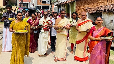 ಕಿಕ್ಕೇರಿಯಲ್ಲಿ ವಿಪ್ರ ಬಾಂಧವ ಸೇವಾ ಸಮಿತಿ ವತಿಯಿಂದ ಶುಕ್ರವಾರ ಸೀತಾರಾಮ ಕಲ್ಯಾಣ ಮಹೋತ್ಸವದಲ್ಲಿ ವಿವಿಧ ಫಲತಾಂಬೂಲವನ್ನು ಹಿಡಿದು ಕಲ್ಯಾಣೋತ್ಸವಕ್ಕೆ ಸಾಗುತ್ತಿರುವ ವಿಪ್ರ ವೃಂದದವರು.  