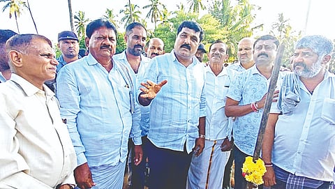 ಕಿಕ್ಕೇರಿ ಹೋಬಳಿಯ ಮಾದಿಹಳ್ಳಿ ಗ್ರಾಮದಲ್ಲಿ ಕೊಚ್ಚಿ ಹೋಗಿದ್ದ ಸೇತುವೆ ಮರು ನಿರ್ಮಾಣ ಕಾಮಗಾರಿಗೆ ಶಾಸಕ ಎಚ್.ಟಿ. ಮಂಜು ಚಾಲನೆ ನೀಡಿದರು. ಕೃಷ್ಣೇಗೌಡ, ಮಲ್ಲೇಶ್, ಶೇಖರ್, ಲಿಂಗರಾಜೇಗೌಡ ಮತ್ತಿತರರಿದ್ದರು.       