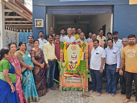 ಕುಶಾಲನಗರ ಮತ್ತು ಸೋಮವಾರಪೇಟೆ ತಾಲೂಕು ಬಲಿಜ ಸಮಾಜದ ವತಿಯಿಂದ ಕುಶಾಲನಗರದ ಬಲಿಜ ಸಮಾಜದ ಆವರಣದಲ್ಲಿ ಕುಲಗುರು ಕೈವಾರ ತಾತಯ್ಯನವರ 300ನೇ ಜಯಂತಿ ಕಾರ್ಯಕ್ರಮ ಆಯೋಜಿಸಲಾಗಿತ್ತು. ಆರ್.ಸೋಮಶೇಖರ್, ಆರ್.ಬಾಬು, ಟಿ.ಎಸ್. ನಿರಂಜನ್, ಟಿ.ಆರ್.ಜಗದೀಶ್, ಸಿ.ಎನ್.ಮದನ್ ಮತ್ತಿತರರು ಇದ್ದರು.