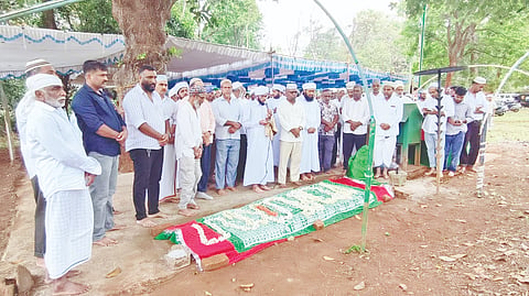  ಹರದೂರು-ಕಾಜೂರು ಉರುಸ್‌ಗೆ ಮಸ್ಜಿದುನ್ನೂರ್ ಮಸೀದಿಯ ಧರ್ಮಗುರು ಅಬ್ದುಲ್ ಹಕೀಂ ಅನ್ವಾರಿ ಚಾಲನೆ ನೀಡಿದರು. ಎಂ.ಎ.ಮುಸ್ತಫಾ, ಅಬ್ದುಲ್ಲಾ, ಅಜೀಜ್, ಜಕ್ರಿಯಾ, ಯಾಕೂಬ್ ಮತ್ತಿತರರು ಇದ್ದರು.