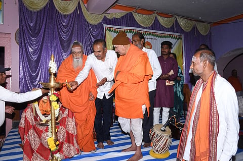 ಮುದಗಲ್ ಸಮೀಪದ ಸಜ್ಜಲಗುಡ್ಡದಲ್ಲಿ ಮಂಗಳವಾರ ಏರ್ಪಡಿಸಿದ್ದ 525ನೇ ಶಿವಾನುಭವ ಗೋಷ್ಠಿಯನ್ನು ನಂದವಾಡಗಿಯ ಮಹಾಂತಲಿಂಗ ಶಿವಾಚಾರ್ಯರು ಉದ್ಘಾಟಿಸಿದರು. ಗುಡದೂರಿನ ನೀಲಕಂಠಯ್ಯ ತಾತ, ಸಜ್ಜಲಗುಡ್ಡದ ದೊಡ್ಡಬಸವಾರ್ಯ ತಾತ, ಕೊಪ್ಪಳ ವಿವಿ ಉಪಕುಲಪತಿ ಎಸ್.ವಿ. ಡಾಣಿ ಇತರರಿದ್ದರು.