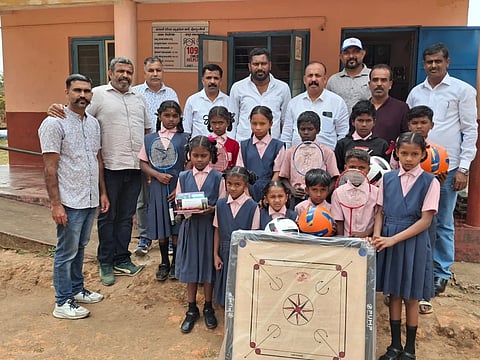 ಕೊಡವ ಮುಸ್ಲಿಂ ಸ್ಪೋರ್ಟ್ಸ್ ಅಕಾಡೆಮಿ ವತಿಯಿಂದ ಕ್ರೀಡಾ ಪರಿಕರಗಳ ವಿತರಣೆ ಸಂದರ್ಭ ಆಲೀರ ರಶೀದ್,ಕುಂಡಂಡ ಎ. ರಜ್ಹಾಕ್, ಇಸ್ಮಾಯಿಲ್,ಆಲೀರ ಎ. ಅಜ್ಹಿಜ್ಹ್, ಅಶ್ರಫ್, ನಿರ್ದೇಶಕರಾದ ಹುಸೈನ್, ಅಬ್ದುಲ್ಲಾ, ಅಬ್ದುಲ್ಲಾ, ರಫೀಕ್ (ಮುನ್ನ) ಮೊದಲಾದವರು ಉಪಸ್ಥಿತರಿದ್ದರು.