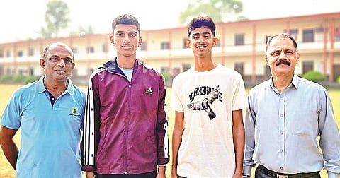 ಫ್ಲೋರ್‌ಬಾಲ್ ಚಾಂಪಿಯನ್‌ಷಿಪ್‌ಗೆ ಆಯ್ಕೆಯಾದ ಗೋಣಿಕೊಪ್ಪಲು ಕಾವೇರಿ ಕಾಲೇಜು ವಿದ್ಯಾರ್ಥಿಗಳಾದ ಹರ್ಷಿತ್, ಚಿರಾಗ್ ಚಂಗಪ್ಪ ಅವರ ಜತೆ ದೈಹಿಕ ಶಿಕ್ಷಣ ಶಿಕ್ಷಕರಾದ ಸಂತೋಷ್ ಹಾಗೂ ಪ್ರಾಂಶುಪಾಲ ಮಾದಯ್ಯ ಇದ್ದಾರೆ.