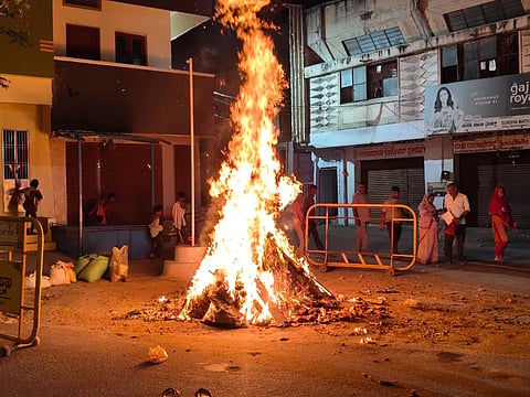 ರಾಯಚೂರಿನ ಪೇಟೆಲ್ ರಸ್ತೆಯಲ್ಲಿ ಸೋಮವಾರ ರಾತ್ರಿ  ಹೋಳಿ ಹಬ್ಬದ ನಿಮಿತ್ತ ಸಾರ್ವಜನಿಕರು ಕಾಮದಹನ ಮಾಡಿದರು.