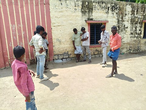 ಅರಕೇರಾ ತಾಲೂಕಿನ ನಾಗಡದಿನ್ನಿ ಗ್ರಾಪಂ ಕಚೇರಿ ಆವರಣದಲ್ಲಿ ಯುವಕರು ಬೆಟ್ಟಿಂಗ್ ಆಡುತ್ತಿರುವುದು.
