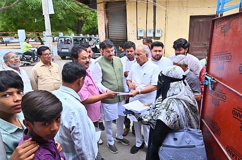  ರಾಯಚೂರಿನ ಹರಬ್ ಮೊಹಲ್ಲಾ ಬಡಾವಣೆಯಲ್ಲಿ ಶುಕ್ರವಾರ ಮಾಜಿ ಸಚಿವ ಎನ್.ಎಸ್.ಬೋಸರಾಜು ವಿಶೇಷ ಮತದಾರರ ತೀವ್ರ ಪರಿಷ್ಕರಣೆ (ಎಸ್‌ಐಆರ್) ಕಾರ್ಯಕ್ರಮದ ಜಾಗೃತಿ ಮೂಡಿಸಿದರು. ಸಂಸದ ಜಿ.ಕುಮಾರ ನಾಯಕ, ಕಾಂಗ್ರೆಸ್ ಮುಖಂಡರಾದ ಜಯಣ್ಣ, ಕೆ ಶಾಂತಪ್ಪ, ಮೊಹ್ಮದ್ ಶಾಲಂ, ಜಯವಂತರಾವ್ ಪತಂಗೆ, ಯುಸೂಫ ಖಾನ್, ಜಿಂದಪ್ಪ, ದೇವರಾಜ್, ತಿಮ್ಮಪ್ಪ  ಇದ್ದರು.