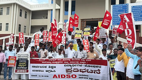 ಕೆಪಿಎಸ್ ಮ್ಯಾಗ್ನೆಟ್ ಶಾಲೆಗಳ ಹೆಸರಿನಲ್ಲಿ ಜಿಲ್ಲೆಯ 50ಕ್ಕೂ ಹೆಚ್ಚು ಸರ್ಕಾರಿ ಶಾಲೆಗಳನ್ನು ಮುಚ್ಚುವ, ವಿಲೀನಗೊಳಿಸುವ ಪ್ರಕ್ರಿಯೆಯನ್ನು ತಕ್ಷಣ ಕೈಬಿಡಬೇಕೆಂದು ಒತ್ತಾಯಿಸಿ ರಾಯಚೂರಿನಲ್ಲಿ ಎಐಡಿಎಸ್‌ಓ ಹಾಗೂ ಸಾರ್ವಜನಿಕ ಶಾಲೆ ಉಳಿಸಿ ಸಮಿತಿಯ ವತಿಯಿಂದ ಬುಧವಾರ ಪ್ರತಿಭಟನೆ ಮಾಡಿದರು. ಸಾರ್ವಜನಿಕ ಶಿಕ್ಷಣ ಉಳಿಸಿ ಸಮಿತಿಯ ಜಿಲ್ಲಾಧ್ಯಕ್ಷ ಭುಜಪ್ಪ, ಸದಸ್ಯರಾದ ರಂಗನಾಥ, ವೀರಭದ್ರಯ್ಯ, ಮಹೇಂದ್ರ ಸಿಂಗ್, ಅಣ್ಣಪ್ಪ, ಚನ್ನಬಸವ ಜಾನೇಕಲ್, ಮಹೇಶ್, ವೀರೇಶ್, ಗಾಣದಾಳ ಗ್ರಾಮದ ರಂಗೇಶ್, ನಾಗರಾಜ್ ನಾಯಕ, ಸತ್ಯಪ್ಪ, ಜಿ. ಹನುಮಂತು, ನಜೀರ್ ಸಾಬ್, ನರಸಣ್ಣ, ಗೋವಿಂದಪ್ಪ, ಸಿ. ಮಲ್ಲೇಶ್ ಇದ್ದರು.